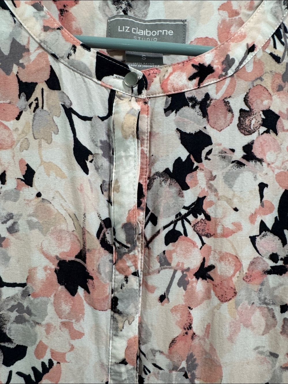 Liz Claiborne Cream Floral Sleeveless Top with Pink and Black Accents - Picture 4 of 10